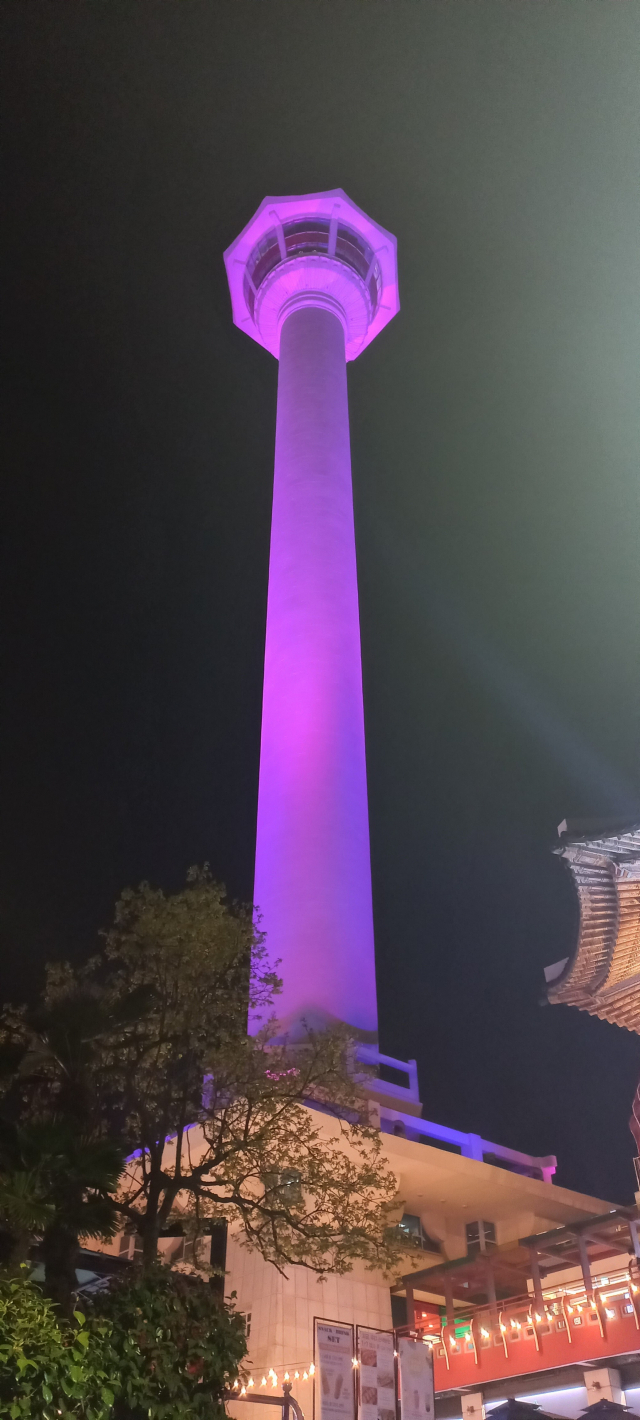 오는 15일 방탄소년단의 2030부산세계박람회 유치 기원 콘서트를 앞두고 야간 시간 부산 주요 랜드마크에 보라색 불빛을 점등하는 퍼포먼스가 펼쳐지고 있다. 보라색 불빛을 점등한 부산타워. 부산시 제공