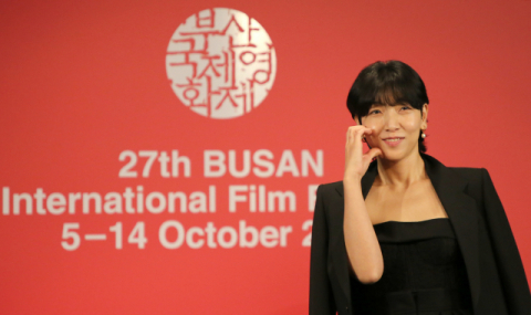 영화 ‘한 남자’에 출연한 일본 배우 안도 사쿠라가 14일 오전 부산 해운대구 KNN 시어터에서 열린 폐막작 기자회견에 참석해 포즈를 취하고 있다. 문경덕 인턴기자