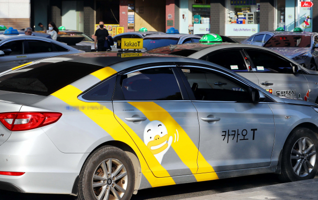 데이터센터 화재로 카카오톡 서비스 장애가 발생하면서 카카오 계약 택시 피해도 속출했다. 17일 오후 부산역 택시 승강장을 카카오 택시가 지나가고 있다. 정종회 기자 jjh@