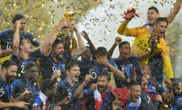 2022 카타르 월드컵은 총상금 6256억 원이 걸린 ‘역대급 돈 잔치’로 펼쳐질 예정이다. 2018 러시아 월드컵 우승을 차지한 프랑스 대표팀 선수들이 트로피를 들어올리며 환호하는 장면. EPA연합뉴스