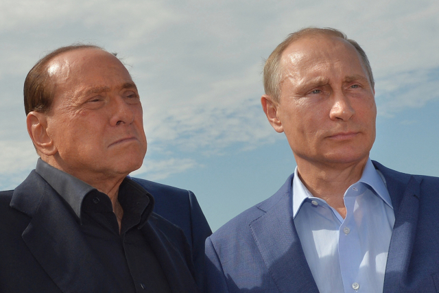 2015년 흑해 한 항구에서 만난 베를루스코니(왼쪽) 전 이탈리아 총리와 푸틴 러시아 대통령. AFP연합뉴스
