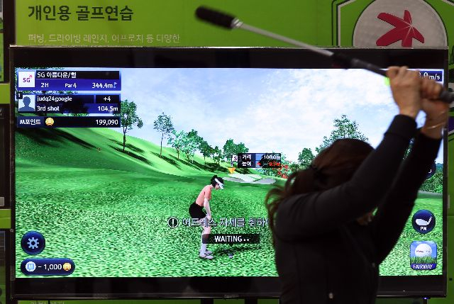 스크린골프 게임을 즐기고 있는 모습. 연합뉴스