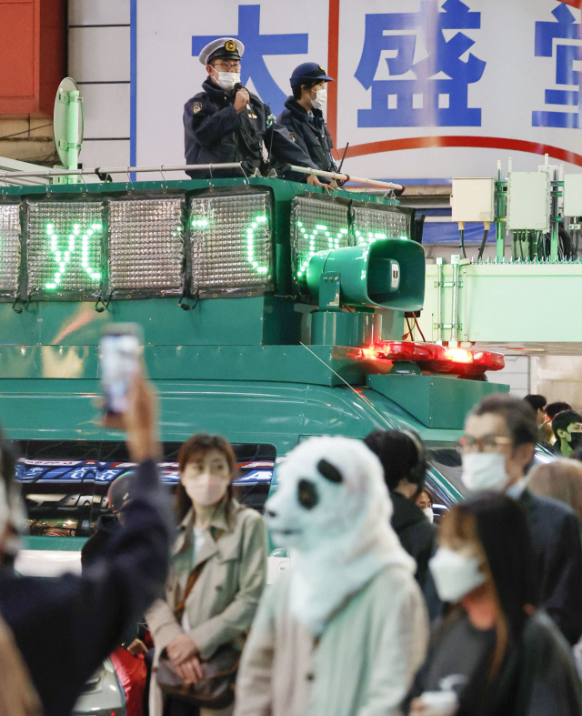 일본 경찰들이 지난달 30일 도쿄 시부야에서 핼러윈을 즐기는 사람들을 통제하고 있다. 연합뉴스