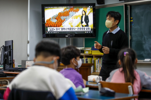 1일 오전 서울 용산구 한 초등학교에서 학생들이 가슴에 검은색 리본을 달고 압사사고 관련 안전교육을 받고 있다. 연합뉴스