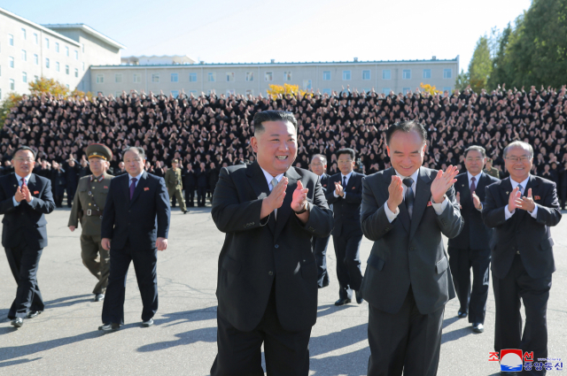 북한 김정은 국무위원장이 노동당 중앙간부학교를 방문한 모습. 연합뉴스