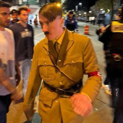 지난달 28일 아돌프 히틀러 분장을 한 남성이 미국 위스콘신주 거리를 지나고 있다. 연합뉴스