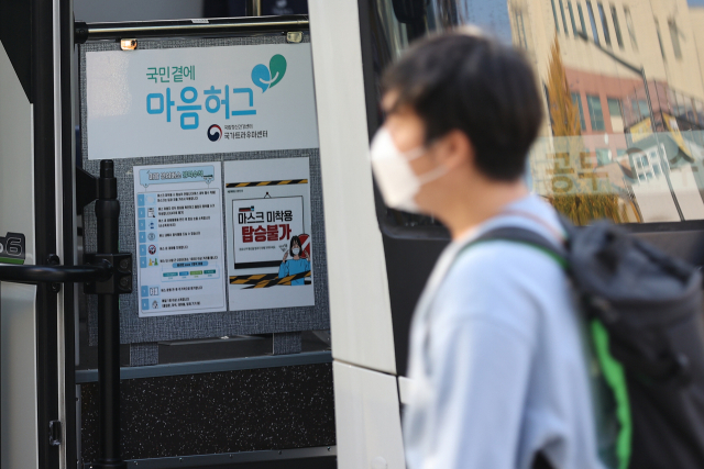 지난 1일 서울 용산구 녹사평역 합동분향소에 이태원 참사 관련 심리 상담을 지원하는 마음안심버스가 운영되고 있다. 연합뉴스
