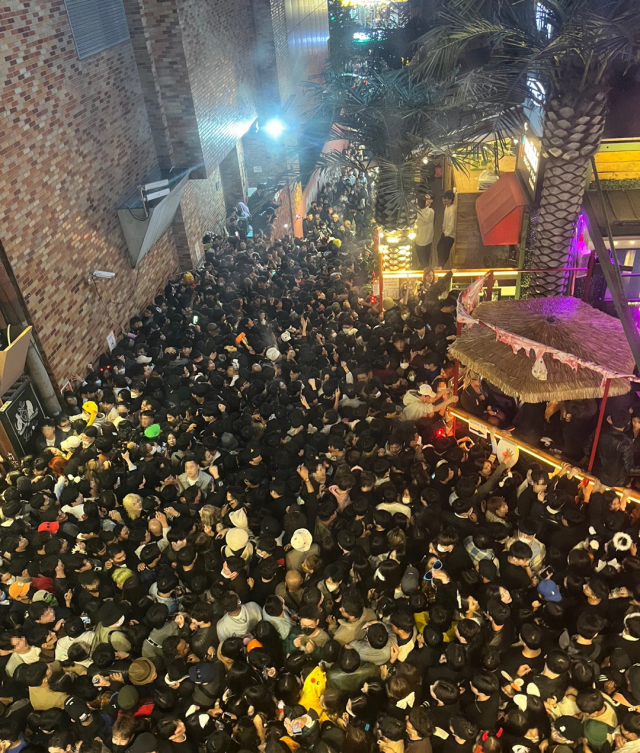 지난달 29일 서울 용산구 이태원동 해밀톤호텔 부근 도로에 시민들이 한꺼번에 몰려 있는 모습. 연합뉴스
