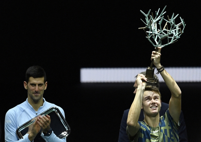 덴마크 출신 홀게르 루네(오른쪽)가 6일 ATP 월드투어 마스터스에서 노바크 조코비치를 꺾고 우승, 트로피를 들어올리고 있다. AFP연합뉴스