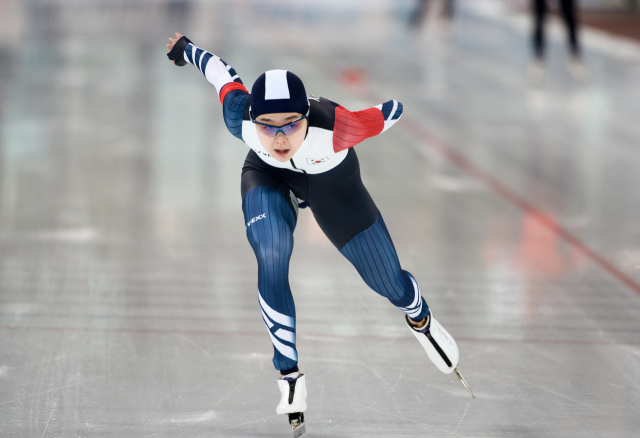 한국 스피드스케이팅 사상 처음으로 국제빙상경기연맹(ISU) 월드컵 1000m에서 은메달을 딴 김민선. EPA연합뉴스