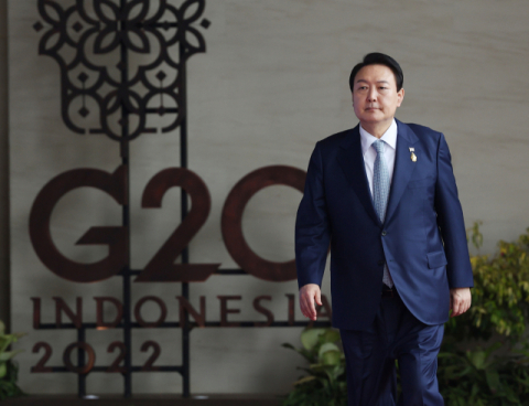 윤석열 대통령이 15일(현지시간) 인도네시아 발리 캠핀스키호텔에서 열린 주요 20개국(G20)정상회의에 참석하기 위해 회의장으로 향하고 있다. 연합뉴스