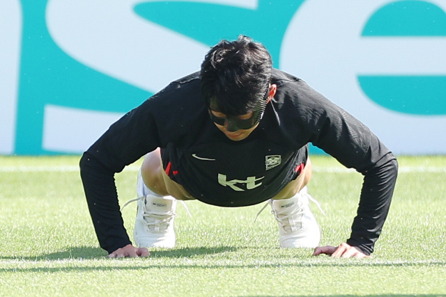 2022 카타르 월드컵에 출전하는 한국 대표팀의 ‘주장’ 손흥민이 17일(한국시간) 카타르 도하 알에글라 훈련장에서 안면보호 마스크를 쓴 채 팔굽혀펴기를 하고 있다. 연합뉴스
