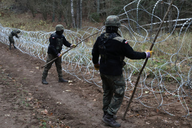 우크라이나 전쟁 도중 미사일이 떨어진 폴란드에서 16일 군인들이 러시아 역외 영토인 칼리닌그라드 국경에 철조망을 설치하고 있다. EPA연합뉴스