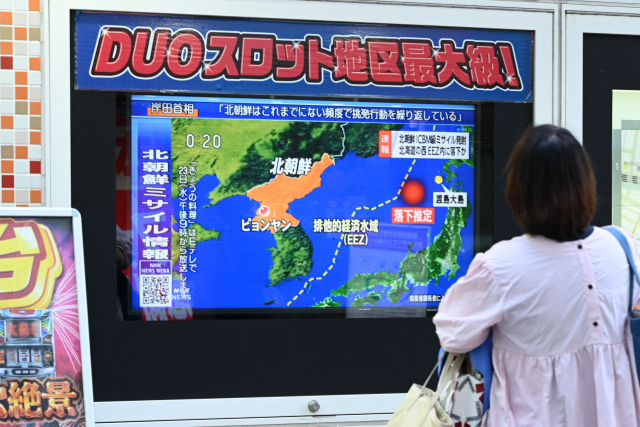 18일 일본 도쿄에서 한 시민이 북한의 탄도미사일 발사 관련 뉴스를 보고 있다. AFP연합뉴스