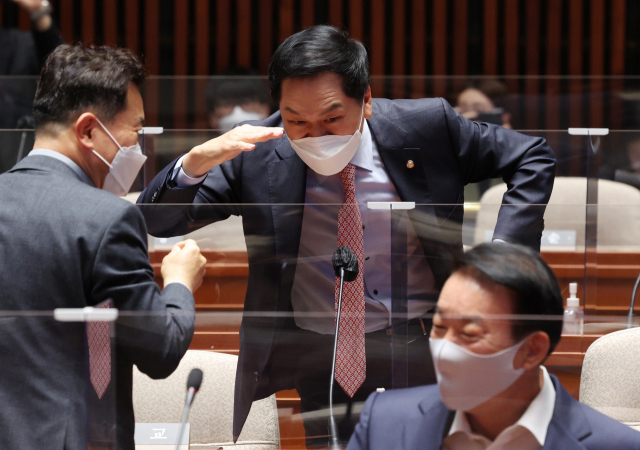 국민의힘 김기현 의원이 21일 오전 국회에서 열린 의원총회에 참석하며 의원들과 인사를 나누고 있다. 연합뉴스