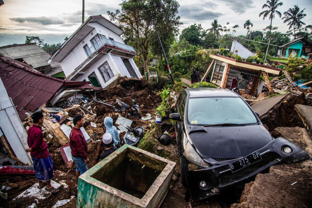 22일 인도네시아 자바섬 서자바주 치안주르 한 마을 주민이 전날 발생한 지진으로 폐허가 된 동네를 허탈한 표정으로 바라보고 있다. 치안주르에서는 전날 오후 규모 5.6의 지진이 발생해 최소 252명이 숨지고 주택 2000여 채가 파손됐다. AFP연합뉴스