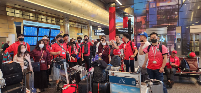 23일 오전 5시 30분께 '붉은 악마 맏형'인 부산 사나이 김만식(76) 씨를 비롯한 붉은 악마 응원단 20여 명이 카타르 도하 하마드 국제공항에 도착했다. 김한수 기자 hangang@