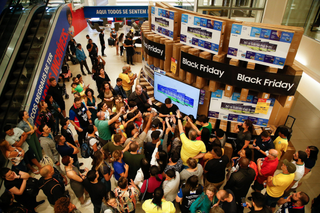 지난 25일 블랙프라이데이를 맞아 브라질 상파울루 매장에 현지인들이 삼성전자 TV를 사기 위해 몰려있다. 삼성전자 제공