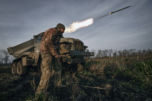 지난 24일(현지시간) 우크라이나 동부 최전선에서 우크라이나군이 그라드 다연장 로켓 발사기에서 로켓을 쏘고 있다. AP 연합뉴스