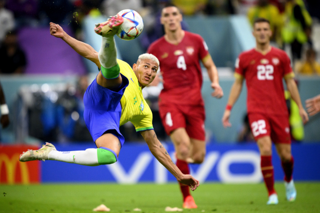 브라질 공격수 히샬리송이 세르비아전 바이시클 슛을 터트리고 있다. AP연합뉴스