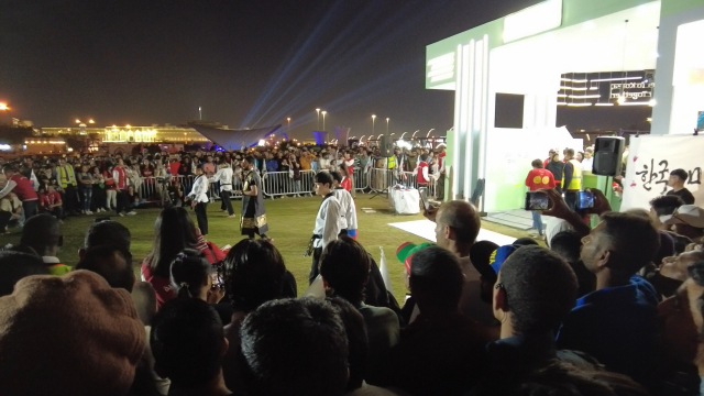 카타르 도하 최대 전통시장인 수크 와키프 인근에 마련된 한국홍보관에서 태권도 시범단 공연이 펼쳐지고 있다. 홍보관에 모인 수백 명의 관람객들이 영상을 찍는 등 뜨거운 호응을 보였다. 도하(카타르)=김한수 기자