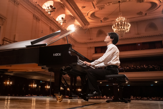 내년 3월 부산에서 공연하는 2021년 쇼팽 피아노 콩쿠르 우승자 브루스 리우. 부산문화회관 제공