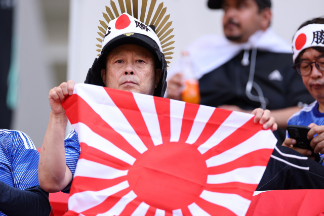 일본과 코스타리카의 경기에서 전범기인 욱일기를 펼친 일본 팬. 연합뉴스