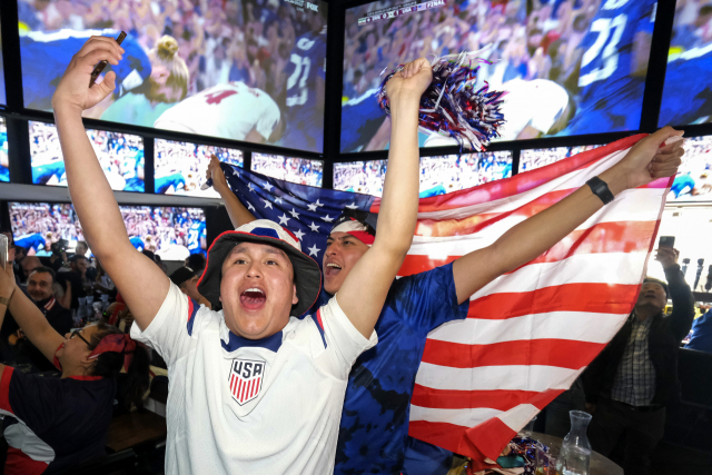 30일(한국시간) 오전 미국 로스앤젤러스에 모인 축구팬들이 미국이 이란을 꺾고 극적으로 16강 진출을 확정짓자 성조기를 흔들며 기뻐하고 있다. AP연합뉴스