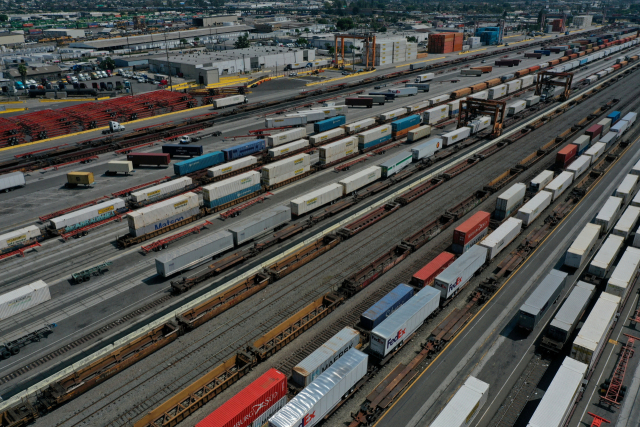 올해 9월 15일 미국 캘리포니아주 로스앤젤레스의 철도 운송회사, BNSF 시설 레일 야드에 있는 선적 컨테이너와 화물열차의 항공사진. 로이터연합뉴스
