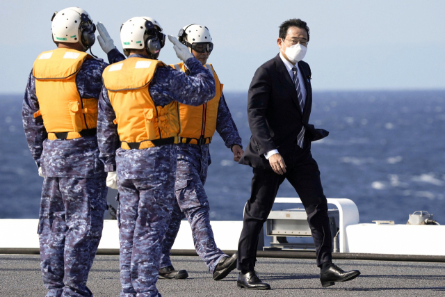 기시다 후미오(맨오른쪽) 총리가 지난달 6일 해상자위대 JS 이즈모에서 걷고 있다. AP연합뉴스연합뉴스