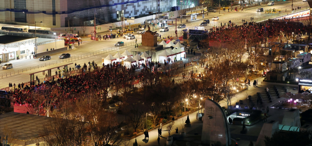 2022 카타르 월드컵 조별리그 H조 3차전 대한민국과 포르투갈의 경기가 열린 2일 밤 서울 광화문광장에서 붉은악마 회원들과 시민들이 거리 응원을 하고 있다. 연합뉴스