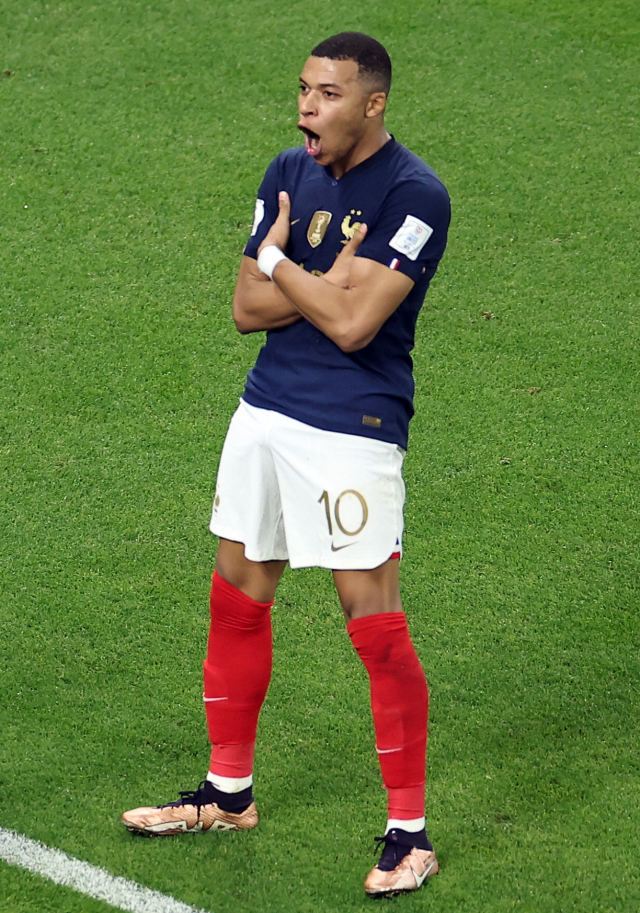 프랑스 대표팀 킬리안 음바페가 5일(한국시간) 앗수마마 스타디움에서 열린 2022 카타르 월드컵 폴란드와의 16강전에서 멀티 골을 터트린 뒤 특유의 세리머니를 하고 있다. 연합뉴스