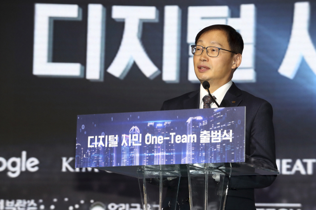 구현모 KT 대표가 지난달 16일 인공지능(AI) 전략 기자간담회에서 KT가 추진할 AI 서비스 방향을 설명하고 있다. 연합뉴스