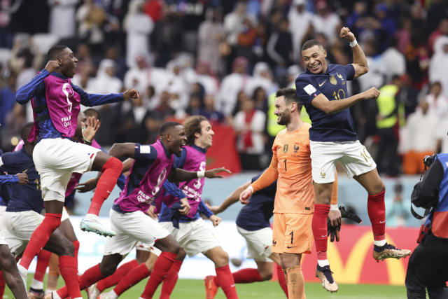 프랑스 축구 국가대표팀은 2018년 러시아 월드컵 우승에 이어 2022 카타르 월드컵에서 ‘2연속 우승’에 도전한다. 프랑스 대표팀 선수들이 11일 열린 8강전에서 잉글랜드를 꺾은 뒤 기뻐하고 있다. 신화연합뉴스