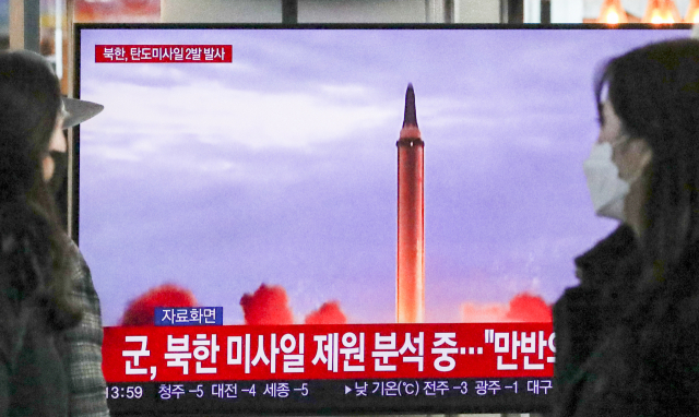 18일 부산역 대합실에서 시민들이 북한 탄도미사일 발사 소식을 전하는 뉴스를 시청하고 있다. 북한은 이날 동해상으로 탄도미사일 2발을 발사했다. 김종진 기자 kjj1761@