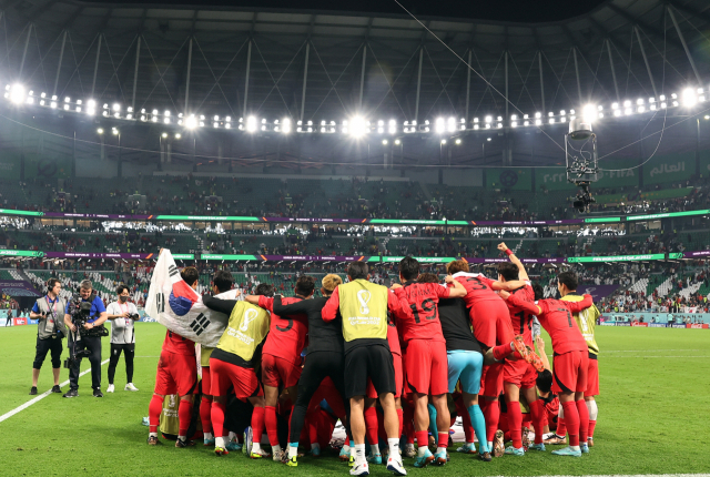 지난 4일(한국시간) 한국 축구 대표팀 선수들이 FIFA 2022 카타르 월드컵 H조 조별예선 포르투갈과의 경기에서 2-1로 승리한 뒤 우루과이-가나의 경기를 지켜보고 있다. 연합뉴스
