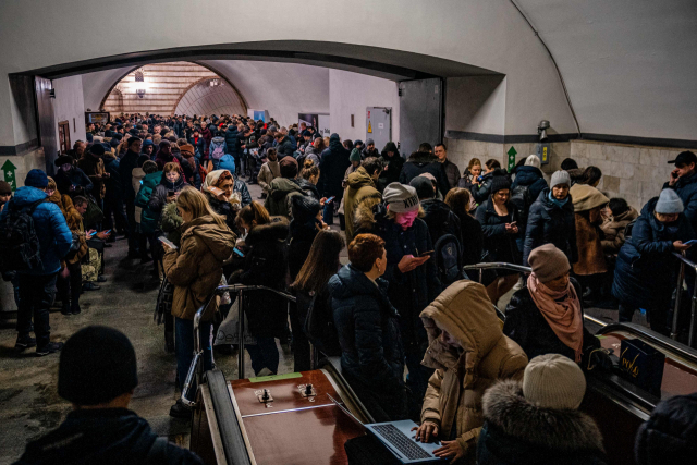 지난 16일(현지시간) 공습경보가 발령된 우크라이나 수도 키이우 지하철역 안에 대피한 시민들. 이날 러시아는 키이우 등 우크라이나 전역에 대규모 미사일 공격을 재개했다. AFP연합뉴스