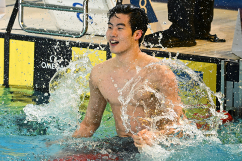 한국 수영의 자존심 황선우가 18일 호주 멜버른에서 열린 2022 국제수영연맹 제16회 쇼트코스 세계수영선수권대회 남자 자유형 200m 경기에서 1위를 차지한 뒤 기뻐하고 있다. EPA연합뉴스