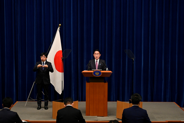 기시다 후미오 일본 총리가 지난 16일 도쿄에서 기자회견하고 있다. 일본 정부는 이날 열린 임시 각의(閣議·국무회의)에서 반격 능력 보유를 포함해 방위력을 근본적으로 강화하는 내용이 담긴 3대 안보 문서 개정을 결정했다. 연합뉴스