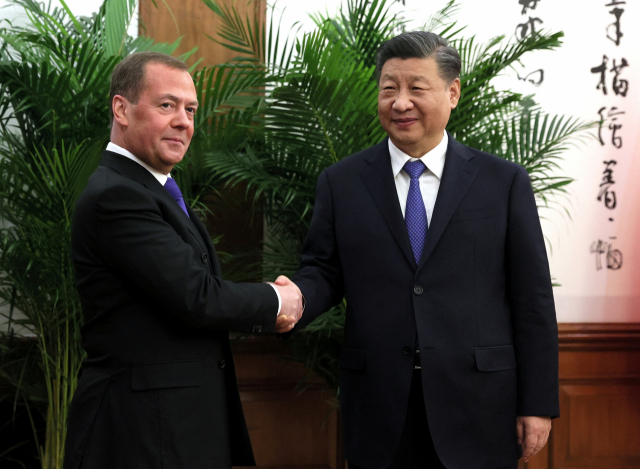 악수하고 있는 시진핑 중국 주석(오른쪽)과 드미트리 메드베데프 부의장. 로이터연합뉴스