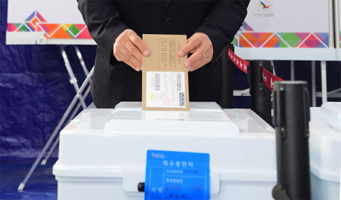 투표하고 있는 모습. 부산일보DB