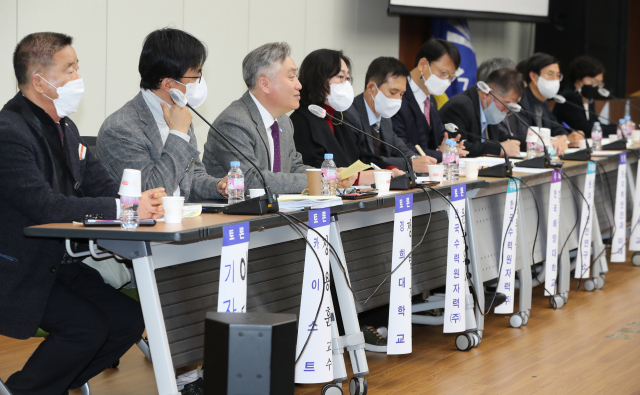 22일 부산시청 국제회의장에서 열린 ‘고리2호기 계속운전 시민토론회'에서 패널들이 논쟁을 벌이고 있다. 강선배 기자 ksun@
