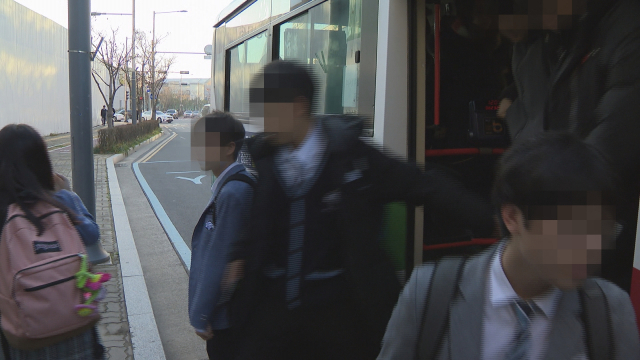 진주시 충무공동의 한 시내버스 정류장. 학생들이 등교를 위해 버스에서 내리고 있다. 김현우 기자