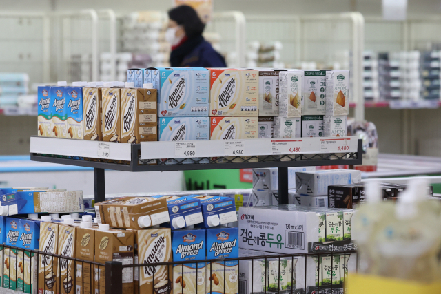 소비자들의 물가 전망에 해당하는 기대인플레이션율이 6개월 만에 3%대로 하락했다. 사진은 서울 하나로마트 양재점에 진열된 식물성 음료 등. 연합뉴스