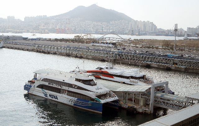 올 10월 부산~ 대마도를 운행하는 여객선이 부산항 국제여객터미널에 정박한 모습. 연합뉴스