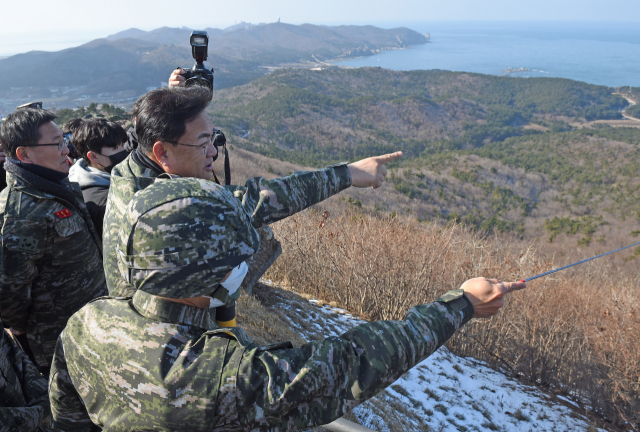 국민의힘 정진석 비상대책위원장이 27일 백령도 해병대 6여단 807 OP 전망대에서 북한 지역을 살펴보고 있다. 김종호 기자 kimjh@