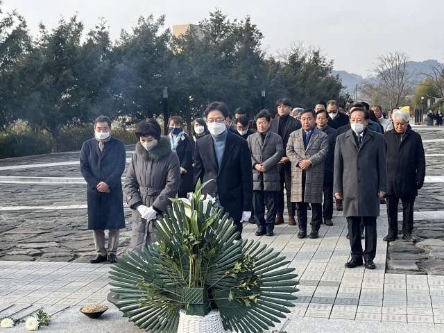 김경수 전 경남지사가 28일 오전 김해 봉하마을을 찾아 노무현 전 대통령 묘소를 참배하고 있다. 이경민 기자