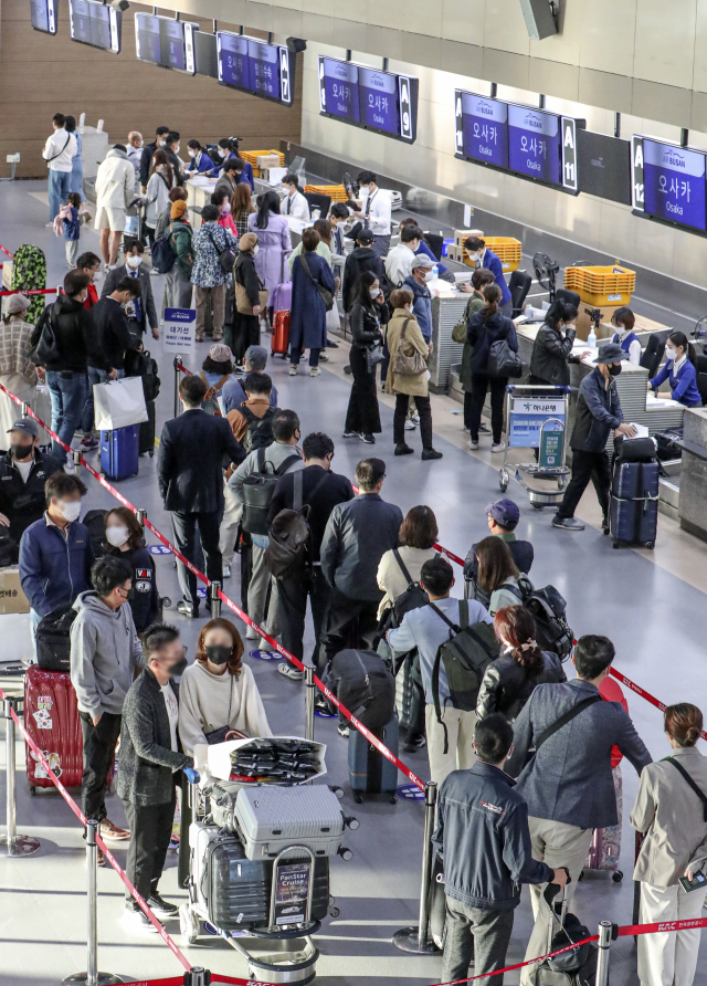 일본 무비자 입국이 2년 7개월 만에 재개된 올 10월부터 김해공항 국제선 청사가 비행기를 타려는 승객들로 활기를 띠고 있다. 부산일보DB