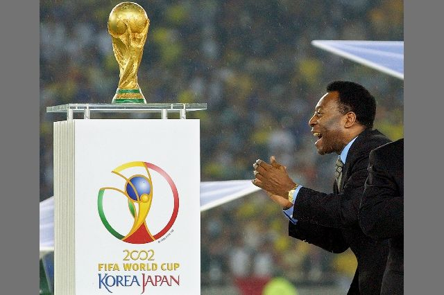 2002년 한일월드컵 결승전 당시 브라질의 월드컵 우승에 환호하는 펠레. 부산일보DB