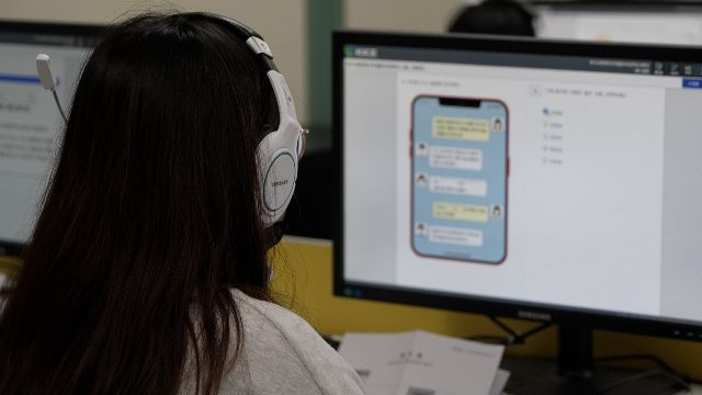 지난해 한 학교에서 맞춤형 학업성취도 자율평가에 참여한 학생이 컴퓨터를 통해 평가시스템에 접속해 문항을 풀고 있다. 교육부 제공